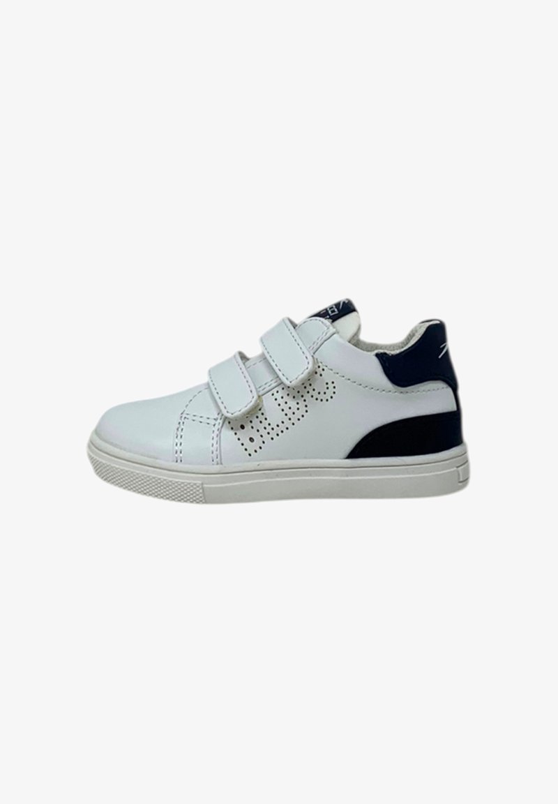 Sneaker bassa bianca con due strap in velcro, dettagli perforati sui lati e accenti blu navy sul tallone e sulla linguetta.