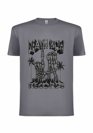 Camiseta gris con gráfico negro de manos esqueléticas formando "LA", palmeras, horizonte de ciudad y texto "Death Row Records" en fuente estilizada.