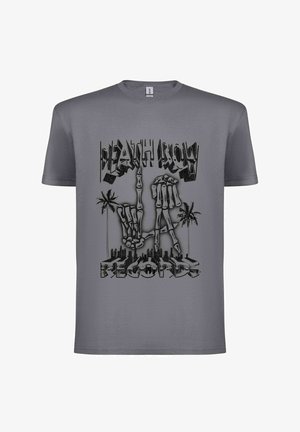 Szara koszulka z czarną grafiką szkieletowych rąk tworzących "LA", palmami, panoramą miasta oraz napisem "Death Row Records" w stylizowanej czcionce.