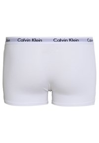 Biele bavlnené boxerky s šedým pásom a čiernym logom "Calvin Klein". Hladká textúra a priliehavý dizajn.