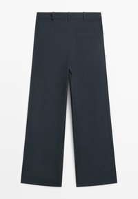 Dunkelgraue, weite Hose aus strukturiertem Stoff, mit flachem Bund, Gürtelschlaufen und einer einzelnen Gesäßtasche.