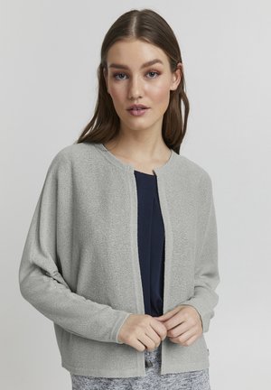 Ljusgrå stickad cardigan med rund halsringning, framknäppning och långa ärmar. Har texturerad tyg och en avslappnad passform.