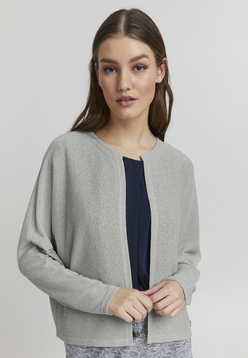 Ljusgrå stickad cardigan med rund halsringning, framknäppning och långa ärmar. Har texturerad tyg och en avslappnad passform.