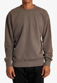 Grå bomullströja med ribbade muddar och fåll, har en präglad "RVCA"-logotyp på bröstet, avslappnad passform och mjuk textur.