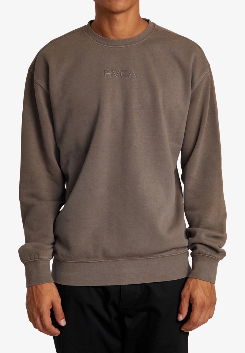 Grå bomullströja med ribbade muddar och fåll, har en präglad "RVCA"-logotyp på bröstet, avslappnad passform och mjuk textur.