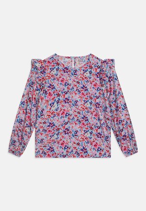 Langärmlige Bluse in Hellrosa mit Floralprint, der rot, blau und lila Akzente aufweist; mit rüschelierten Schultern und einem runden Ausschnitt.