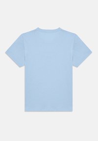 Ανοιχτό μπλε κοντομάνικο μπλουζάκι φτιαγμένο από μαλακό βαμβάκι. Διαθέτει κλασικό στρογγυλό λαιμό και απλή, αδιάσπαστη σχεδίαση στο πίσω μέρος.