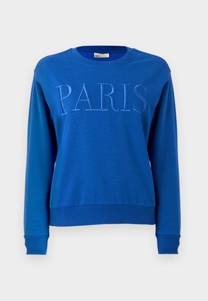 Blå langermet genser med rund hals, ribbestrikkede mansjetter og kant, brodert med ordet "PARIS" på brystet.
