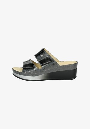 Zwarte en grijze wigzool sandaal met twee verstelbare banden, open teen, gestructureerde bovenkant en een glad metallic accent op de zool.