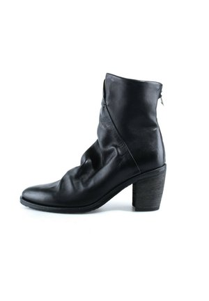 Bottine en cuir noir à talon bloc, fermeture éclair arrière, et texture légèrement froissée, présentée de profil sur fond blanc.