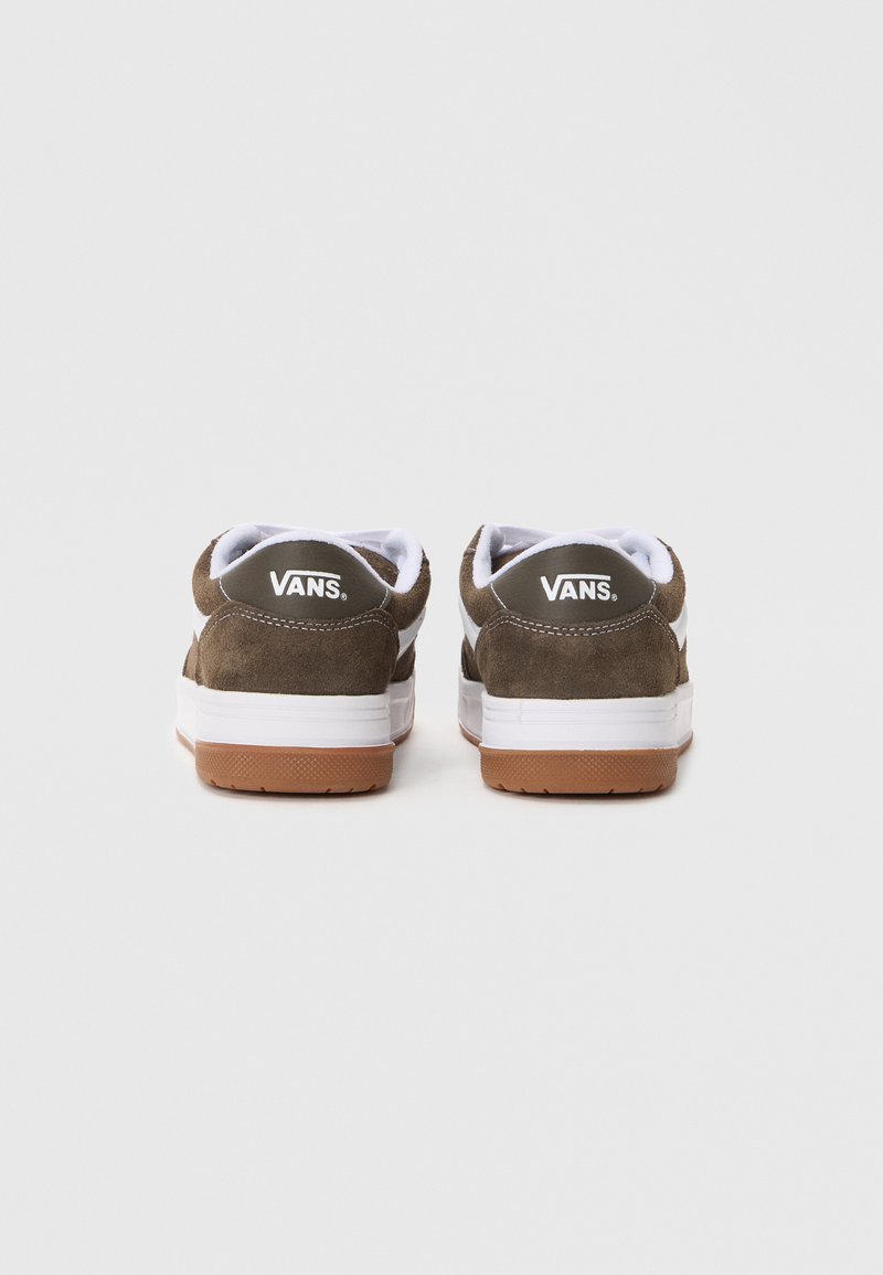 Baskets en suede marron avec des accents blancs, dotées d'une semelle en caoutchouc gum et d'un col rembourré pour plus de confort. Logo affiché sur le talon.