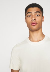 DRYKORN RAPHAEL - T-shirt básica - ecru