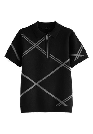 Czarna koszulka polo z pół zamkiem, ozdobiona szarym diagonalnym wzorem, z krótkimi rękawami i jednolitą czarną kołnierzykiem. Noszona z czarnymi spodniami.