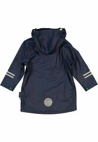 Navy sininen vedenpitävä sadetakki hupulla, jossa on harmaat heijastavat raidat hihoissa ja pyöreä logo-patch takana. Silkkinen tekstuuri.