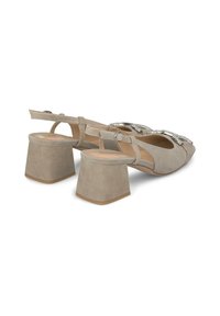 Scarpe con tacco alto in suede beige, con punta triangolare, tacco a blocco e decorazioni in cristallo sulla fascetta anteriore. Chiusura con fibbia sul retro.