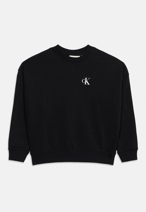 Sudadera negra de cuello redondo con mangas largas y pequeño logotipo blanco "cK" en la parte superior izquierda del pecho, puños y dobladillo acanalados.