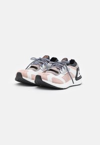Des baskets sportives avec une tige en mesh rose, des accents blancs, un soutien au talon noir et des superpositions grises, des lacets à motifs et une semelle texturée.