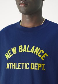 New Balance SPORTSWEAR GREATEST HITS RINGER - T-shirt imprimé - navy