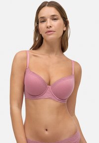 Sujetador rosa de canalé con aros, detalle de encaje y tirantes ajustables. Suave textura y copas contorneadas que ofrecen estructura y soporte.