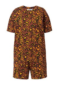 Bruin en gele luipaardprint set bestaande uit een losse T-shirt en bijpassende shorts. Gemaakt van zachte stof met korte mouwen en een ronde hals.
