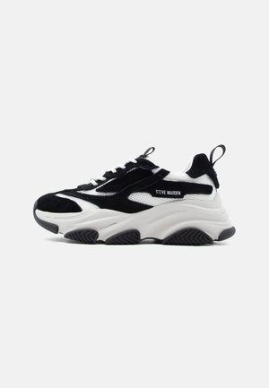 Czarno-biały sneaker Steve Madden z panelami z siateczki i zamszu, grubą profilowaną podeszwą, czarnymi pętlami do zakładania oraz białymi sznurowadłami, widoczny z boku.