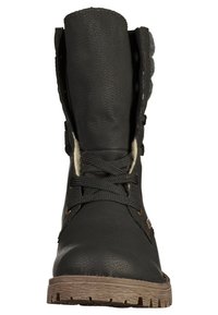 Svart läder vinterkänga med snörning, furfoder och slitstark brun gummisula, sedd framifrån.