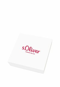 Biały prostokątny box o gładkiej powierzchni, z czerwonym logo "s.Oliver" i napisem "FASHION FOR LIFE" w mniejszej czcionce.