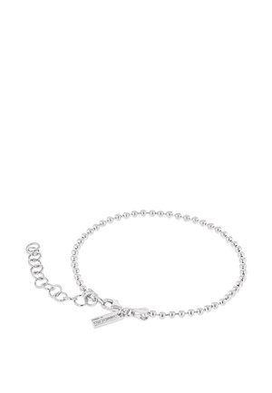 Zilverkleurige kralenketting armband met verstelbare schakels en een klein rechthoekig label dicht bij de kreeftsluiting.