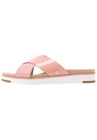 Roze sandalen met een kruisbandontwerp, gemaakt van lakleer en suedemateriaal, met een witte rubberen zool en een subtiele logodetail.