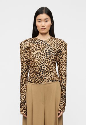 Μπλούζα με μακρύ μανίκι και leopard print, με επενδυμένους ώμους, εφαρμοστή γραμμή και απαλή υφή. Συνδυάζεται με μπεζ παντελόνι ψηλής μέσης.