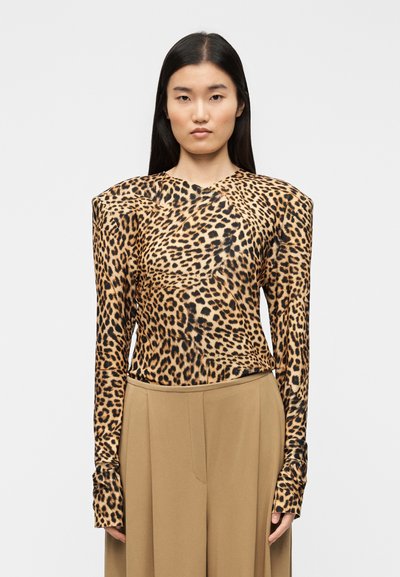 Μπλούζα με μακρύ μανίκι και leopard print, με επενδυμένους ώμους, εφαρμοστή γραμμή και απαλή υφή. Συνδυάζεται με μπεζ παντελόνι ψηλής μέσης.