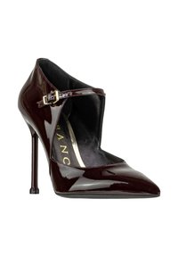 Scarpa con tacco alto in pelle verniciata bordeaux, con punta appuntita, cinturino alla caviglia e fibbia metallica, caratterizzata da una silhouette elegante e una finitura lucida.