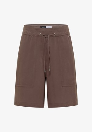 Brune shorts med elastisk talje og baglommer båret af en person, der står, kombineret med beige Veja sneakers og en hvid top.