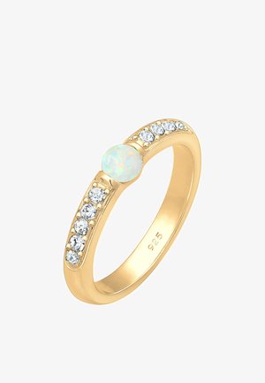 Gulvring med en opal cabochon i midten og en række klare ædelsten langs den ene side. Graveret med "925."