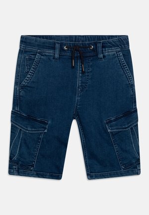 Donkerblauwe denim cargoshorts met voorzakken, zijflapzakken, riemlussen en een zwart trekkoord in de tailleband.