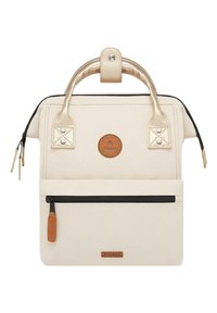 Cremfarbener Canvas-Beutel mit einem glänzenden goldenen Griff, einer vorderen Reißverschlusstasche und einem braunen Leder-Logopatch. Verfügt über dekorative Hardware-Akzente.