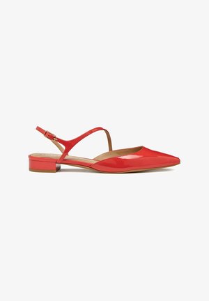 Chaussure plate à lanière en cuir verni rouge, avec bout pointu et petit talon carré, dotée d'une bride à boucle dorée.