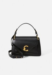 Zwarte leren handtas met een gestructureerd ontwerp, gouden metalen accenten en een afneembare schouderriem. Voorzien van een gebogen flap met logodetail.