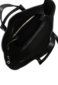 Borsa a tracolla nera in pelle con finitura testurizzata, dotata di due scomparti aperti e una tasca con zip. Le cinghie sono piatte e larghe.