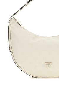 Borsa a spalla colore crema con motivi a logo in rilievo, forma curvata, hardware dorato e tracolla removibile. Chiusura con zip sulla parte superiore.