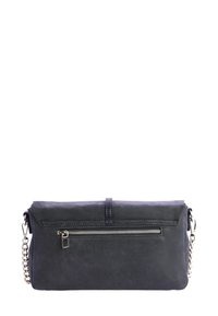 Bolso de mano negro de cuero con una textura suave, forma rectangular, bolsillo con cremallera en la parte frontal y correa de cadena para llevar.