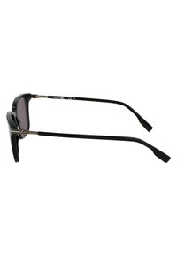 Ochelari negri de soare cu formă rectangulară, cadru din plastic și lentile întunecate. Accente metalice pe balamale și brațe drepte, rezistente.