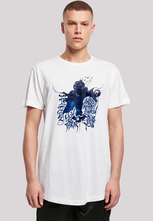 Weißes Baumwoll-T-Shirt mit einem blauen Grafikdruck, einschließlich stilisiertem Text und Silhouettendesign. Klassischer Rundhals und lockere Passform.