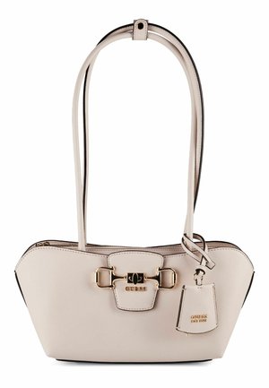 Sac à main Guess en cuir beige avec ferrures dorées, double bandoulière, fermoir décoratif à l'avant et étiquette logo attachée.