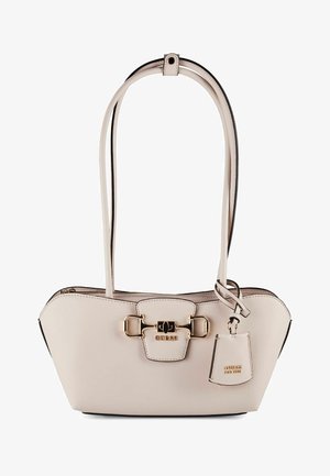 Sac à main Guess en cuir beige avec ferrures dorées, double bandoulière, fermoir décoratif à l'avant et étiquette logo attachée.