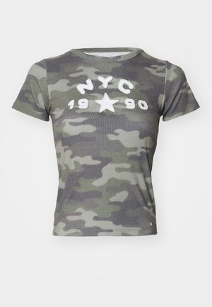 BDG Urban Outfitters NYC 1990 APPLIQUE TEE - Triko s potiskem - camo