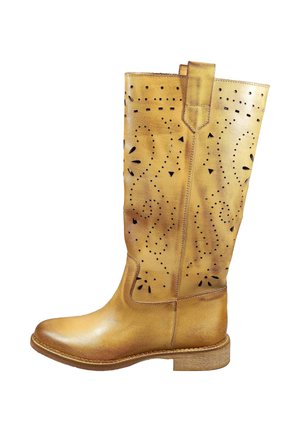 Stivale in pelle color cuoio a metà polpaccio con tacco basso in legno e motivi decorativi traforati floreali e geometrici sulla tomaia.