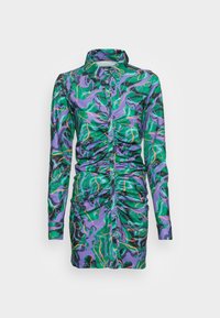 Vestido de mangas longas em tecido vibrante verde e roxo, apresentando um padrão abstracto, fecho com botões e detalhes franzidos na cintura.