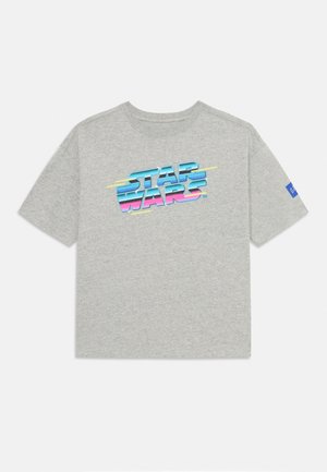 Lichtgrijze korte mouwen T-shirt met een kleurrijk retro verloop "Star Wars"-logo in het midden aan de voorkant en een klein blauw patchje op de linkermouw.