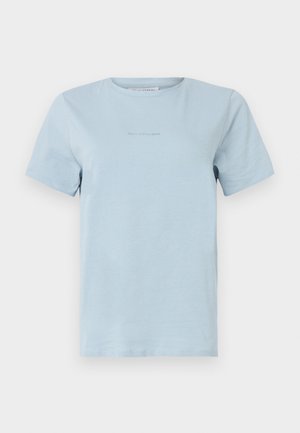 Hele sinine lühikeste varrukatega T-särk pehmest puuvillast, millel on ümar kaelus ja minimalistlik logo tekst keskel. Sile tekstuur, regulaarne lõige.